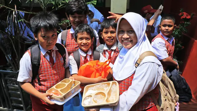 Makan Bergizi Gratis di Majalengka Disajikan Prasmanan, Murid Bawa Kotak Sendiri