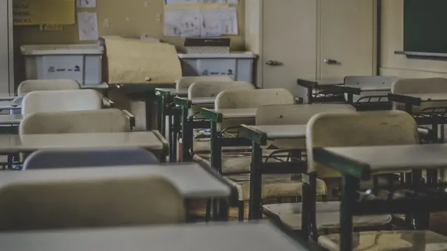 paksa-siswa-cium-kaki-sambil-difoto-seorang-guru-di-china-langsung-dipecat