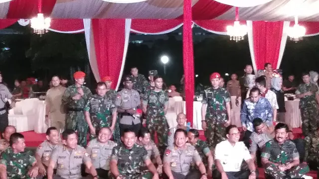 Saat Kapolri, Panglima TNI dan Gubernur DKI Santap Nasi Kotak Bersama di Monas