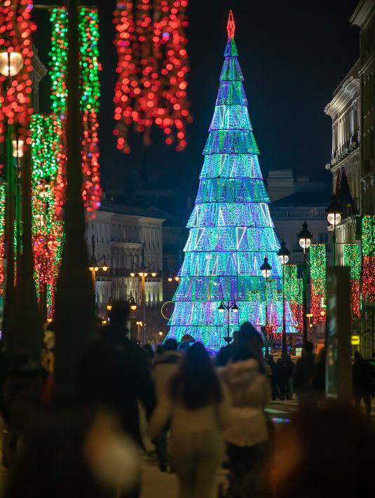 Lampu Hias Semarakkan Perayaan Natal di Madrid