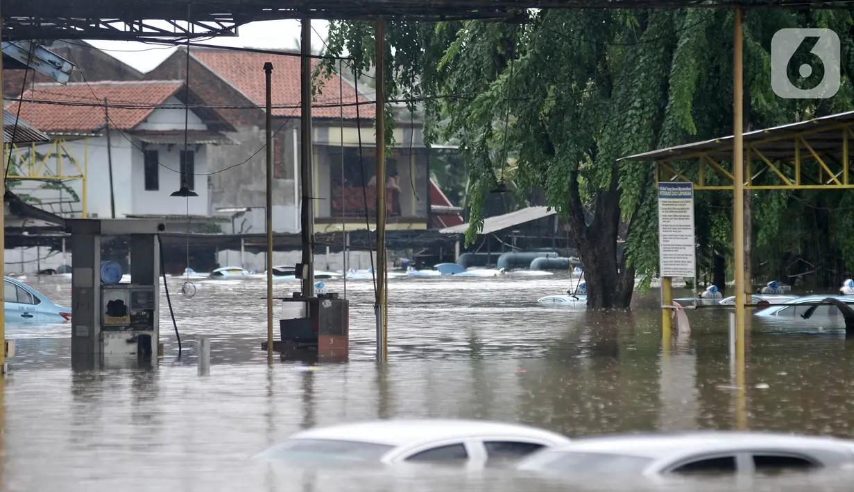 Banjir Jakarta, Pool Taksi Blue Bird Seperti Kolam Renang
