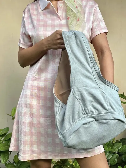 Perempuan Ini Buat Tas dari Celana Dalam, Berikut 6 Potret OOOTDnya