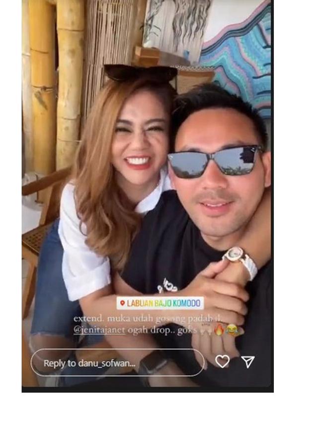 7 Potret Mesra Jenita Janet dan Danu Sofwan, Nikmati Liburan di Labuan Bajo