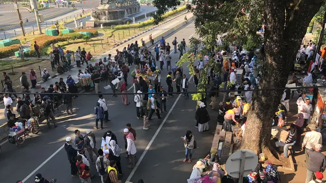 Jelang Putusan MK, Jalan Medan Merdeka Mulai Dipenuhi Massa