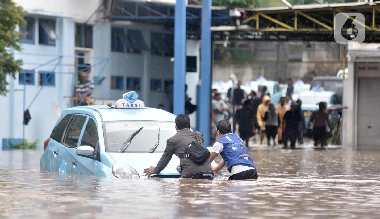 Banjir Jakarta, Pool Taksi Blue Bird Seperti Kolam Renang