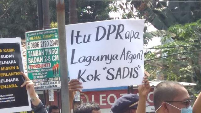 7 Gambar Spanduk Demo yang Bikin Kalian Gagal Paham