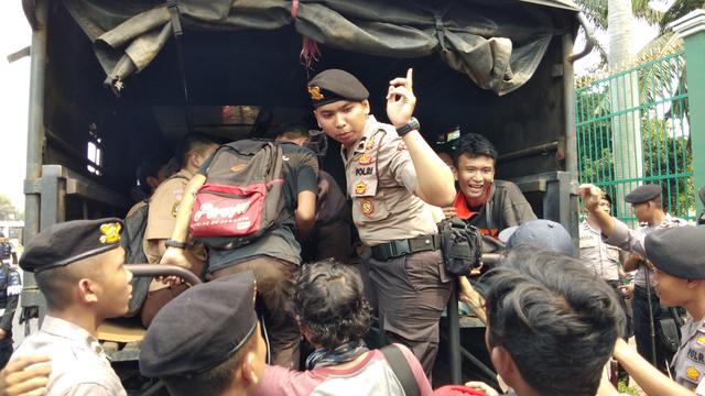 Gagal Demo ke Jakarta, Pelajar di Bogor Rusak Mobil Polisi