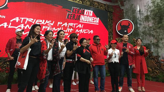 Gaya Milenial Megawati Soekarnoputri: Jaket Bomber dan Salam Metal