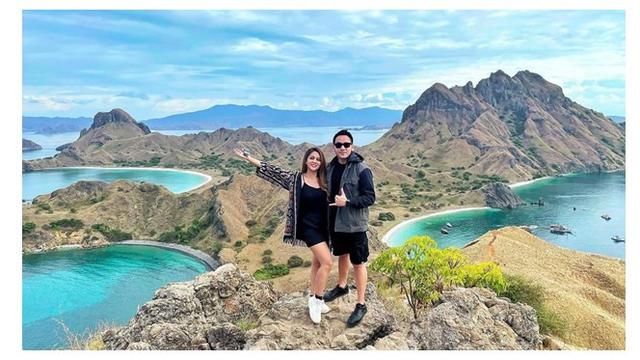 7-potret-mesra-jenita-janet-dan-danu-sofwan-nikmati-liburan-di-labuan-bajo