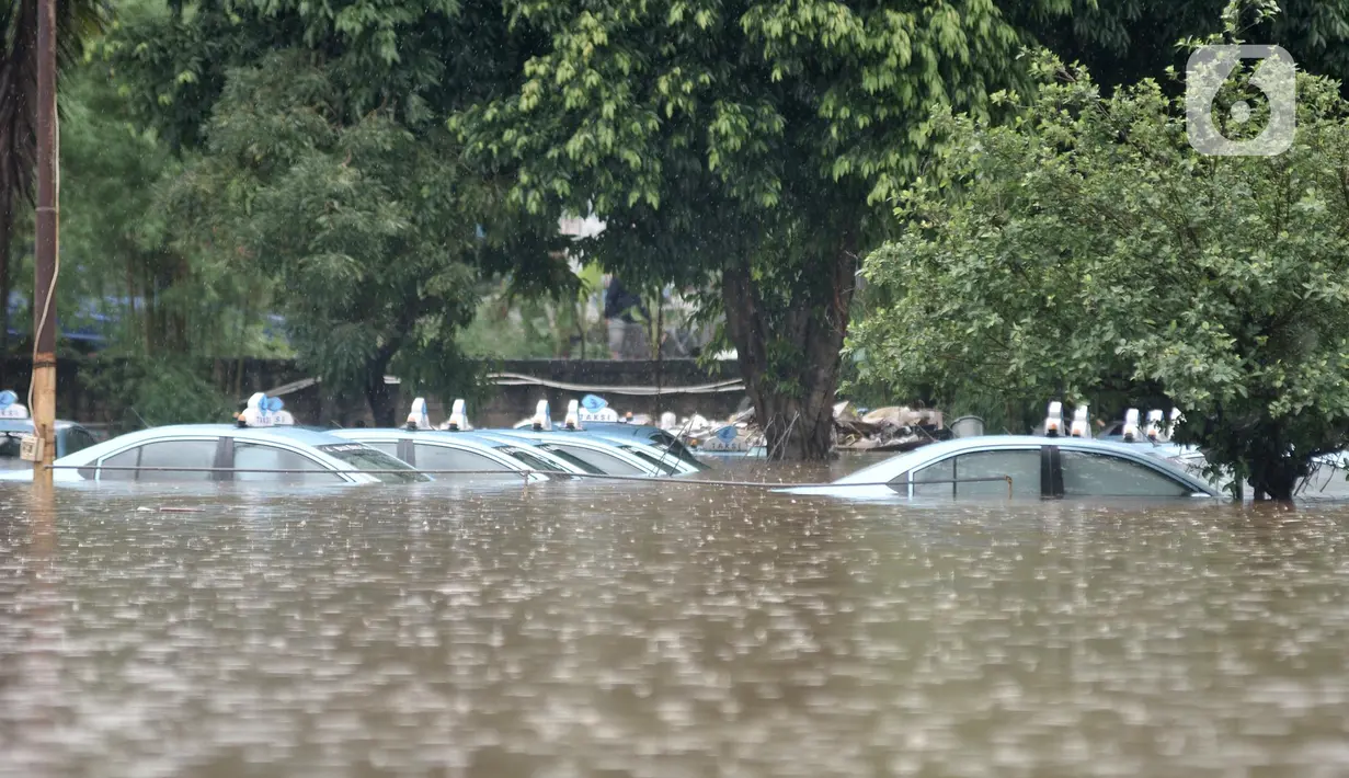 Banjir Jakarta, Pool Taksi Blue Bird Seperti Kolam Renang
