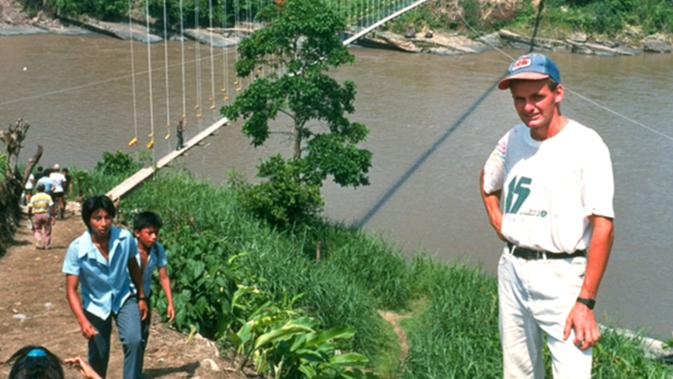 Kembali Viral, Toni Ruttiman yang Bukan Indonesia Bangun Jembatan di Daerah Terpencil