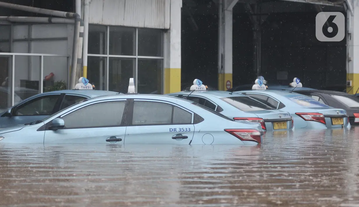 Banjir Jakarta, Pool Taksi Blue Bird Seperti Kolam Renang