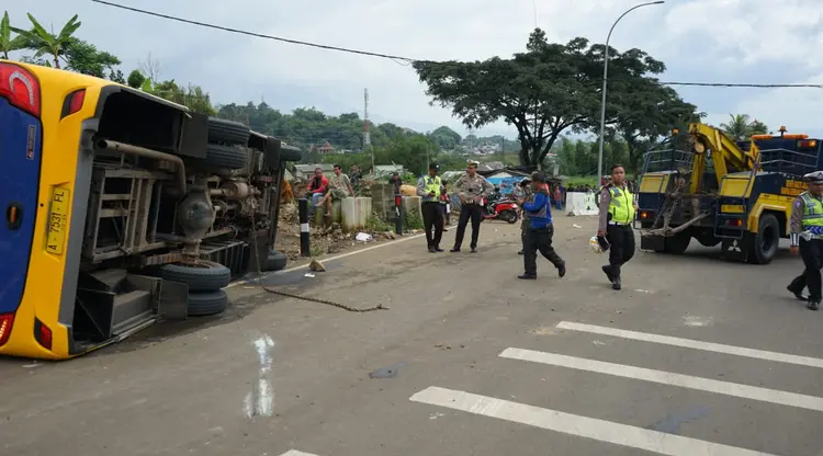 Bus Pengangkut Rombongan Anak Sekolah Kecelakaan di Jalur Puncak Selarong