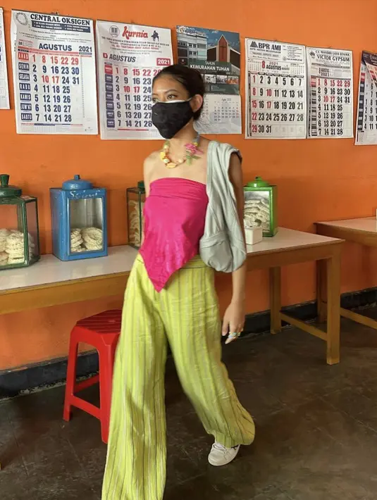 Perempuan Ini Buat Tas dari Celana Dalam, Berikut 6 Potret OOOTDnya