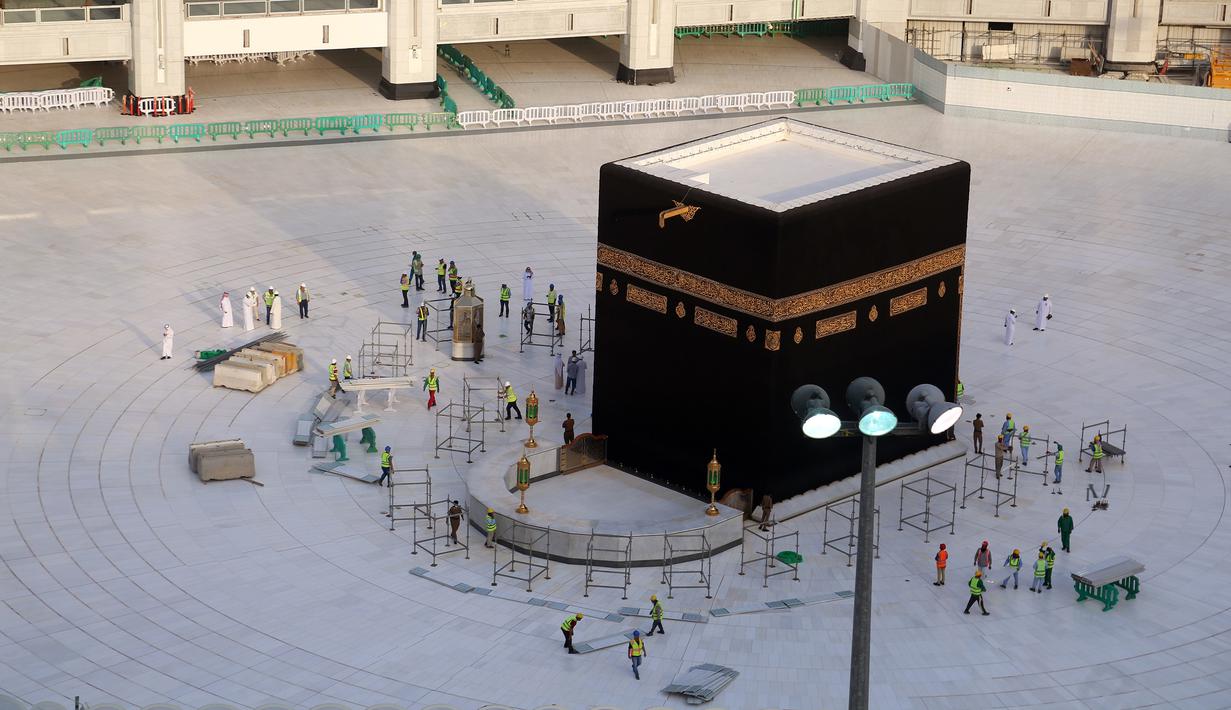 Sekelompok Burung Warna Putih Mengelilingi Ka'bah Seolah-Olah Sedang Melakukan Tawaf