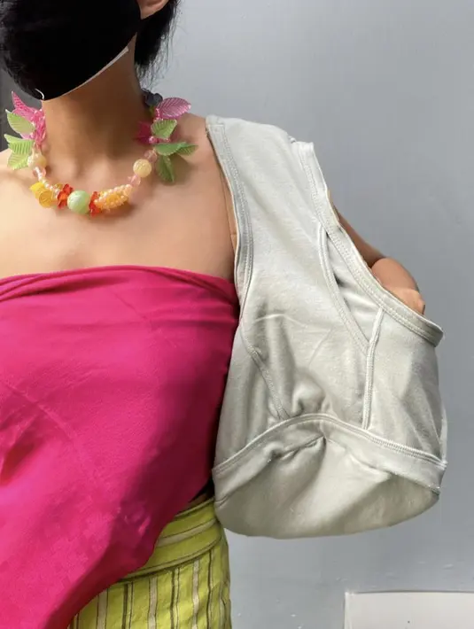 Perempuan Ini Buat Tas dari Celana Dalam, Berikut 6 Potret OOOTDnya