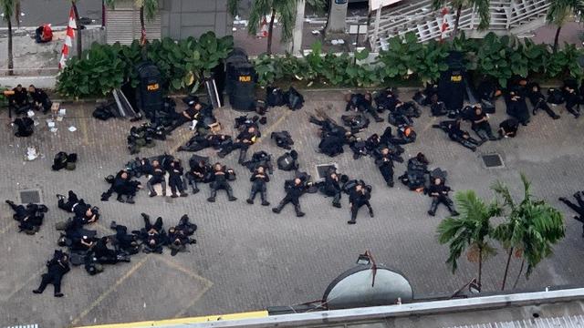 ust-tengku-zul--ya-allah-air-mataku-mengalir-deras-lihat-tni-lindungi-rakyat