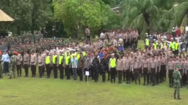 Injakkan Kaki di Bandara Sentani, Presiden Jokowi Disambut Menhan Prabowo Subianto