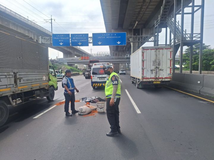 Menyeberang Jalan Tol Jakarta-Cikampek, Pria Tewas Ditabrak Bus