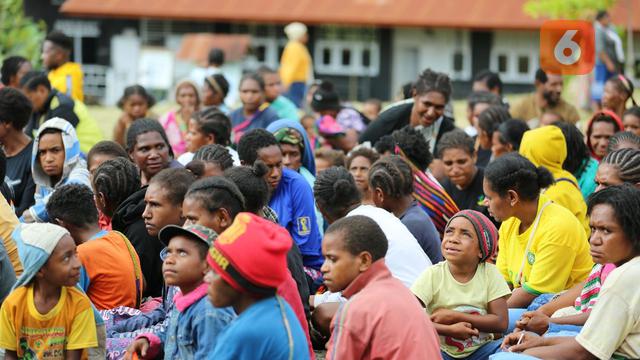 bakar-batu-tandai-pulangnya-warga-distrik-kiwirok-papua-yang-mengungsi-karena-kkb