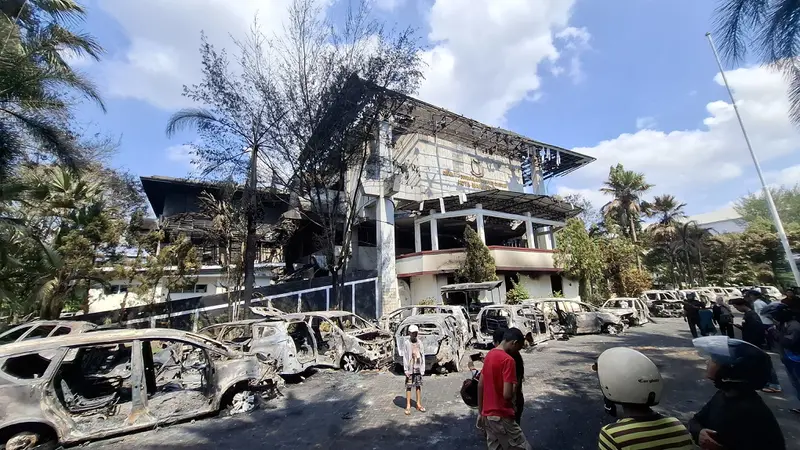 67 Mobil dan 15 Motor Hangus dalam Insiden Pembakaran DPRD Kota Makassar