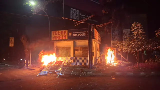 Demo di Makassar Ricuh, Pos Polantas hingga Motor Petugas di DPRD Dibakar