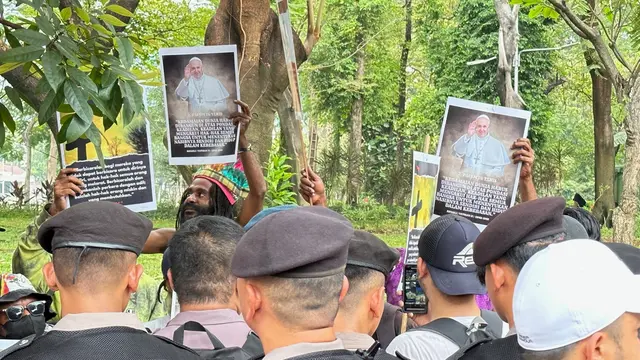 massa-gelar-aksi-ham-papua-di-kedubes-vatikan-usai-paus-fransiskus-temui-jokowi