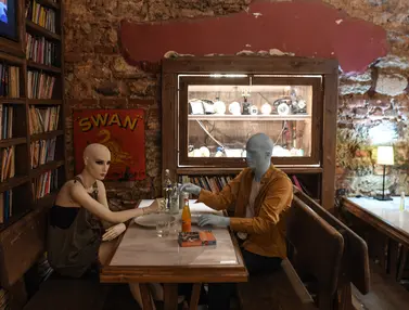 FOTO: Cara Unik Kafe di Istanbul Terapkan Social Distancing