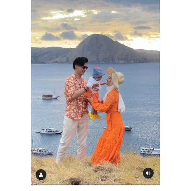 6 Potret Liburan Dinda Hauw dan Rey Mbayang di Labuan Bajo, Bak Honeymoon Kedua