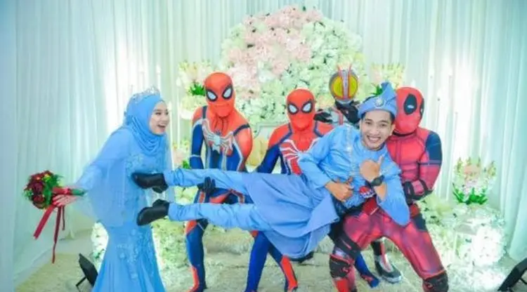 Antar Adik Perempuan Bungsu Nikah, Para Abang Gunakan Cosplay Superhero, Asli Keren!