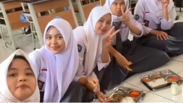 Makan Bergizi Gratis di Majalengka Disajikan Prasmanan, Murid Bawa Kotak Sendiri