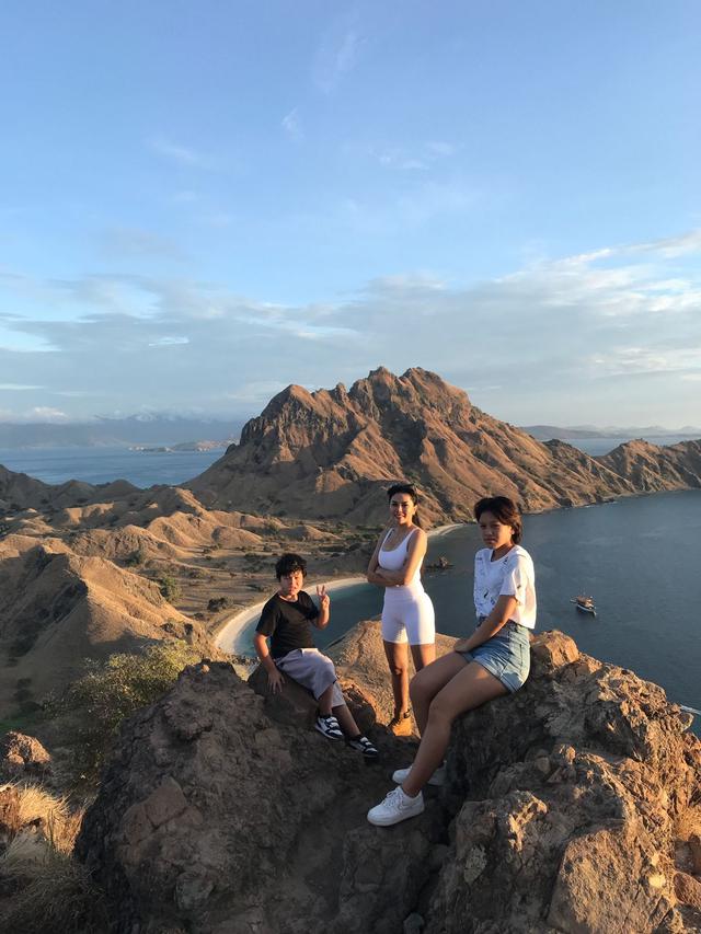 nikita-mirzani-liburan-dengan-kapal-mewah-ke-labuan-bajo