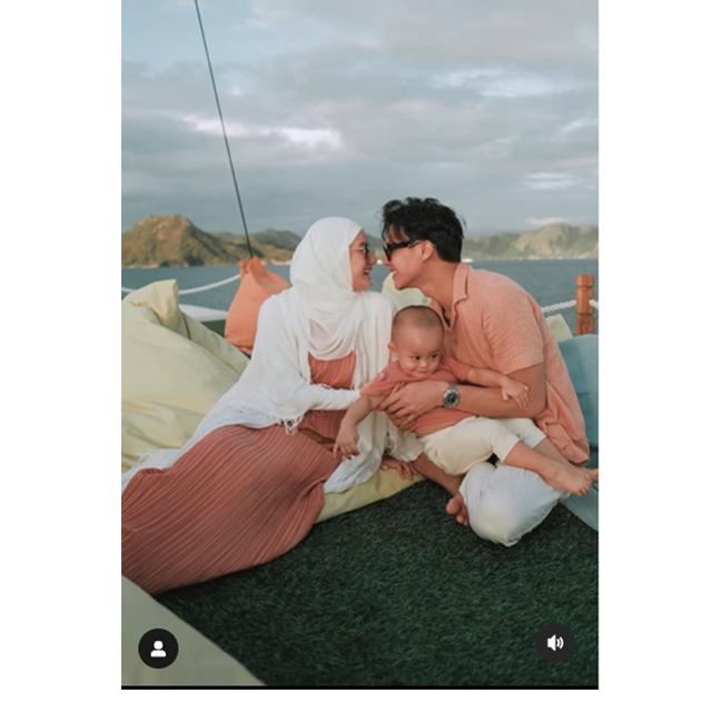 6 Potret Liburan Dinda Hauw dan Rey Mbayang di Labuan Bajo, Bak Honeymoon Kedua