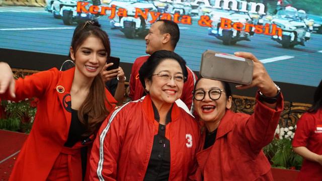 Gaya Milenial Megawati Soekarnoputri: Jaket Bomber dan Salam Metal