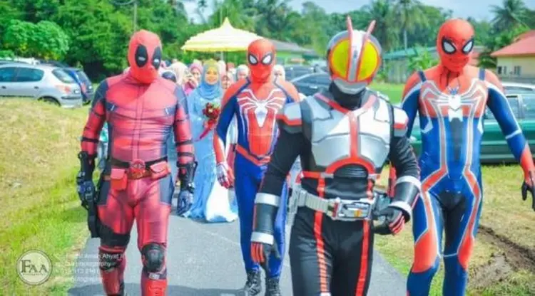 Antar Adik Perempuan Bungsu Nikah, Para Abang Gunakan Cosplay Superhero, Asli Keren!