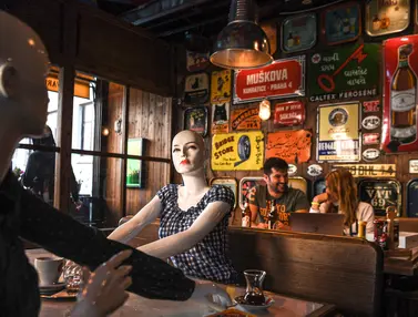 FOTO: Cara Unik Kafe di Istanbul Terapkan Social Distancing