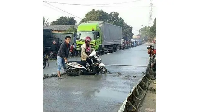 Momen emak-emak tak selamanya benar. Kasihan plus bikin geleng kepala