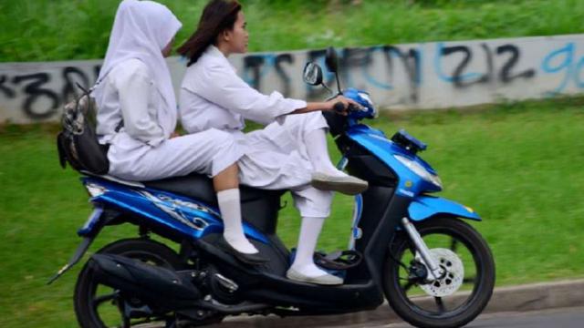 CEWEK CANTIK SAAT NAIK MOTOR DI JALAN MEMBUAT GAGAL FOKUS