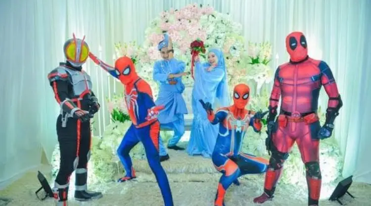 Antar Adik Perempuan Bungsu Nikah, Para Abang Gunakan Cosplay Superhero, Asli Keren!
