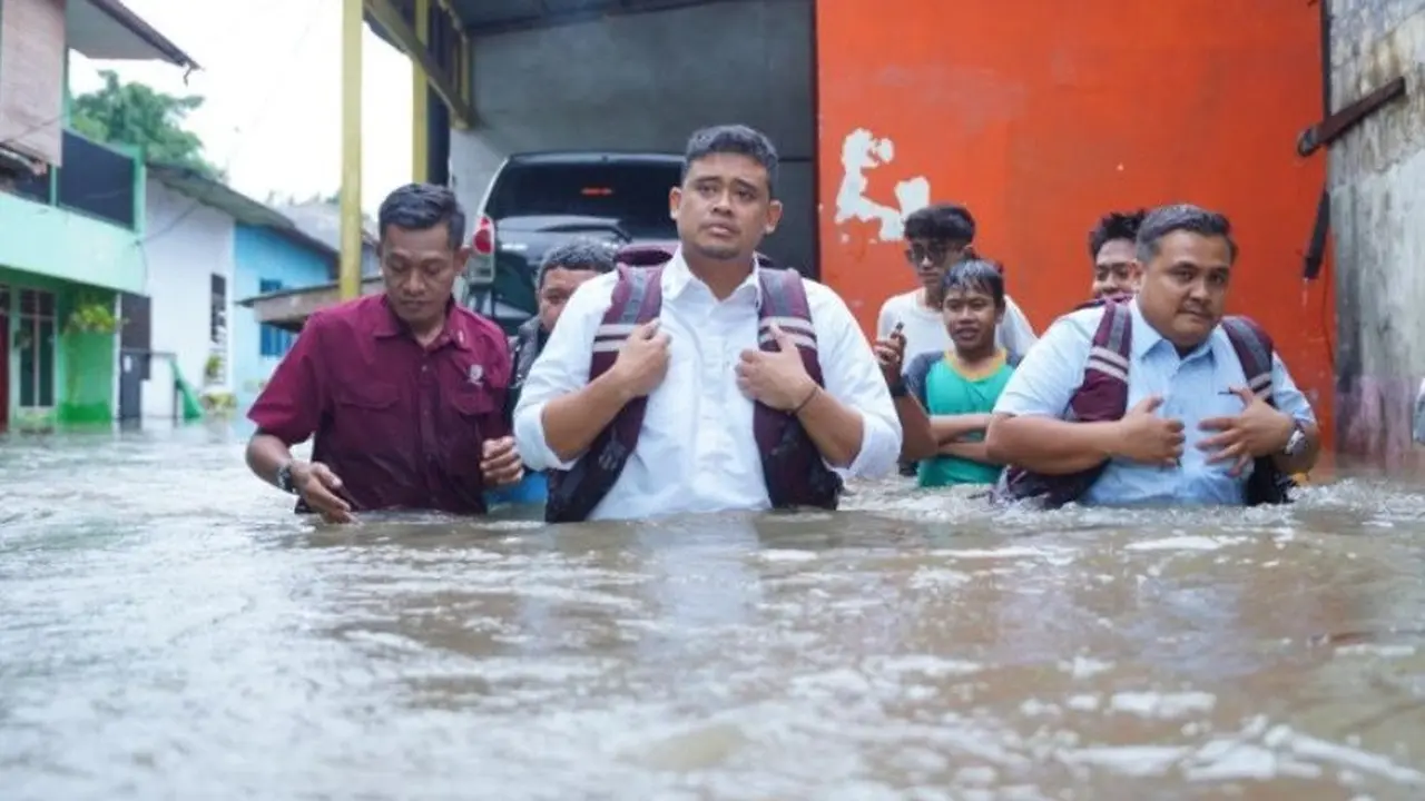 Saat Bobby Nasution Terobos Banjir Medan Lihat Langsung Warganya