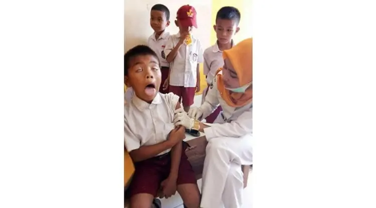 5-ekspresi-lucu-anak-saat-disuntik-ini-bikin-iba-sekaligus-ingin-senyum