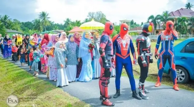 Antar Adik Perempuan Bungsu Nikah, Para Abang Gunakan Cosplay Superhero, Asli Keren!