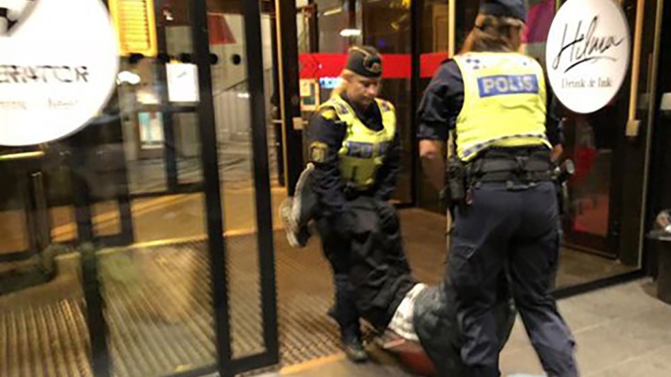All the details you need on the Chinese tourists who were ”brutally” handled by Swe