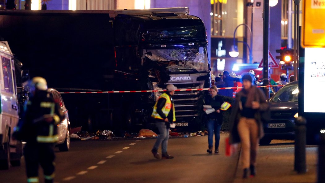 breaking-news-teror-truk-tabrak-warga-di-quotpasar-natalquot-berlin-9-tewas-dan-50-luka