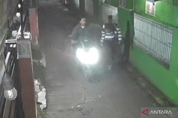 begal-payudara-di-bekasi-terekam-cctv-polisi-buru-pelaku