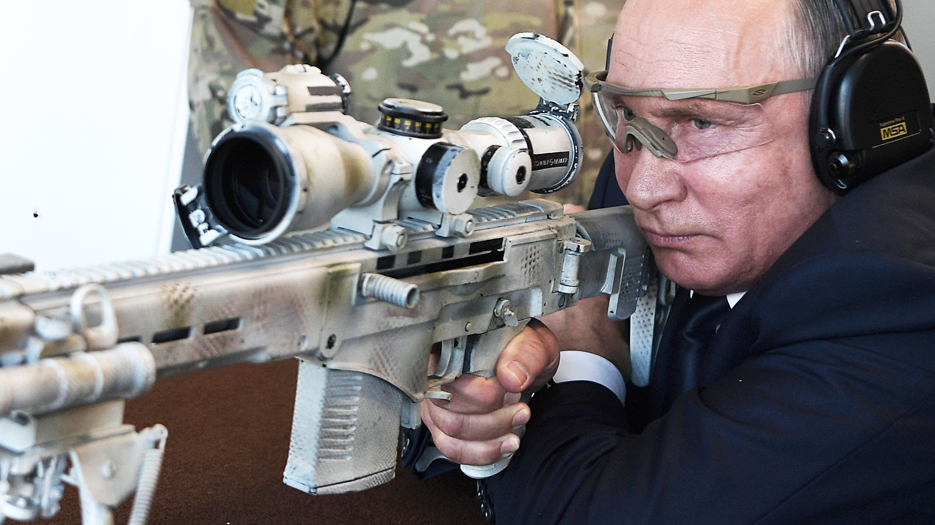 Putin Jajal Senapan Baru SVCH-308 Kalashnikov