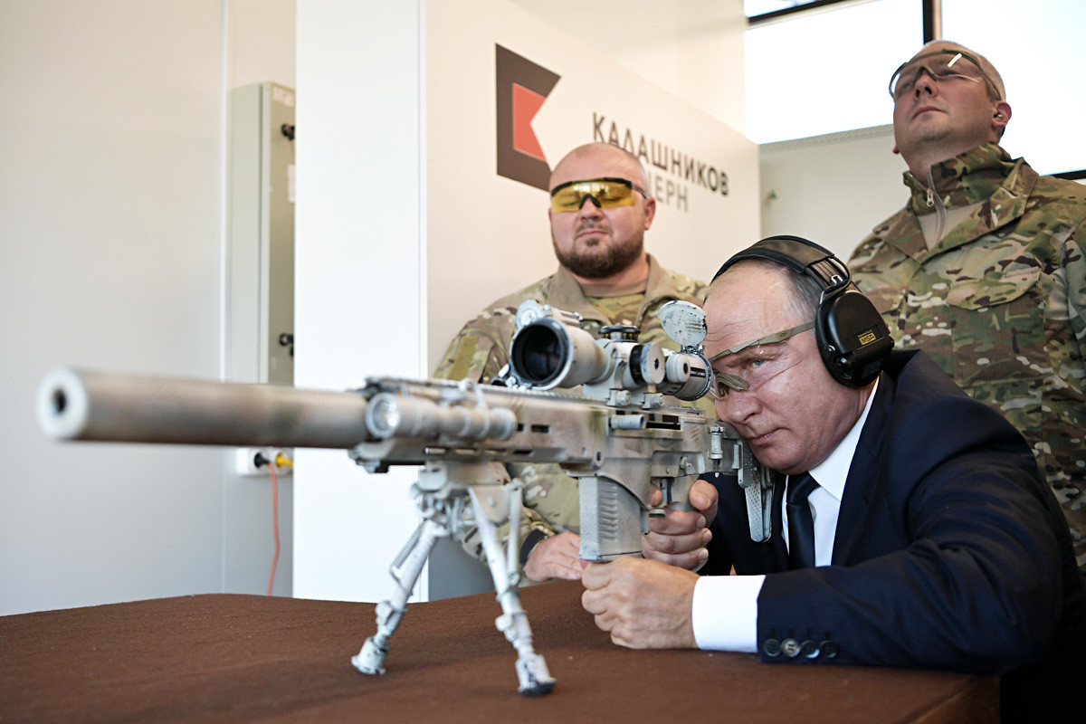 Putin Jajal Senapan Baru SVCH-308 Kalashnikov