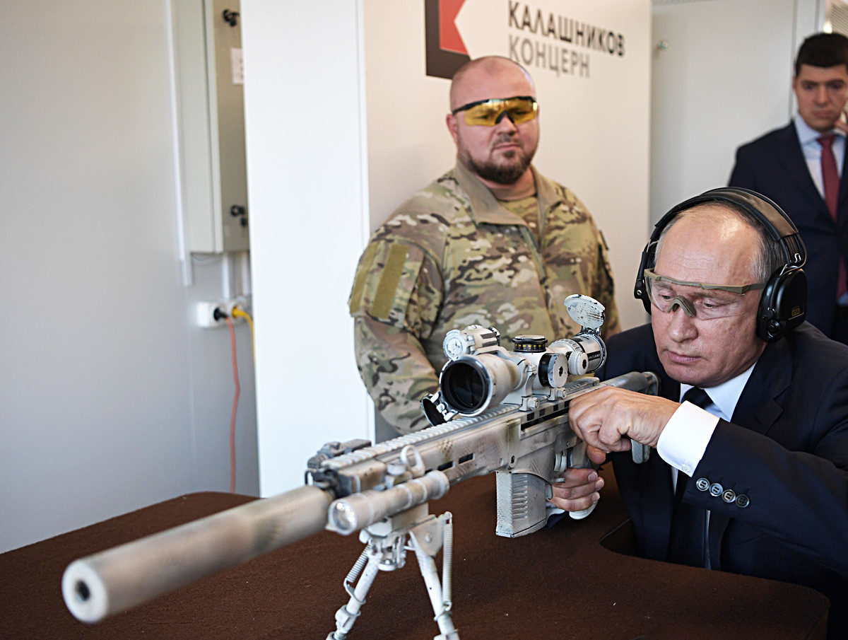 Putin Jajal Senapan Baru SVCH-308 Kalashnikov