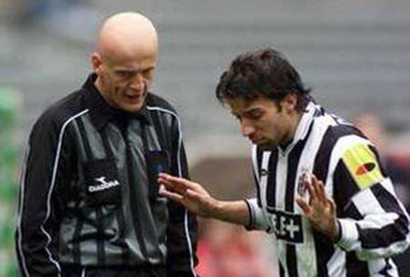 Pierluigi Collina - Semua Tunduk di Bawah Aura dan Tatapannya