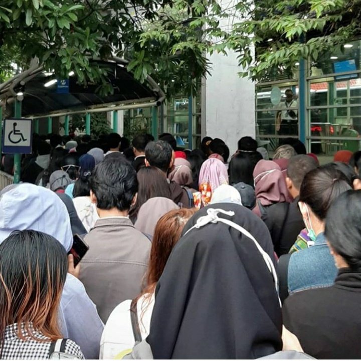 Miris, Negara Lain Menerapkan 'Social Distancing' Eh di Indonesia Malah Dempet2an!